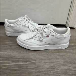 Like new Reebok tennis shoes. Mens size 7 or Women’s 8.5.